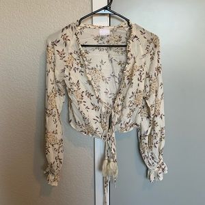 Boutique, bell sleeve floral crop top